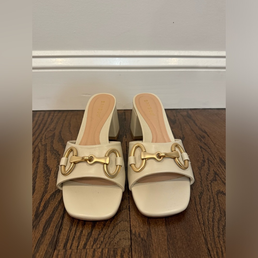 Bamboo BOBBIE-14 MULE SANDAL in color ivory SPU